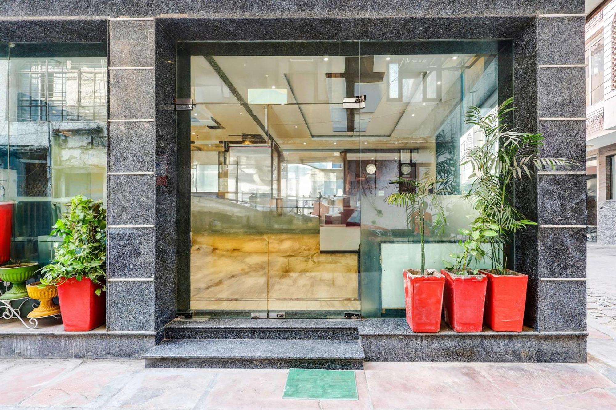 Super Townhouse Arakashan Road Paharganj Formerly Mohan International New Delhi Buitenkant foto